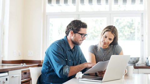 Voeg al uw leningen samen tot één enkel krediet, want zo bewaart u het overzicht en spreidt u uw terugbetalingen over een langere periode.