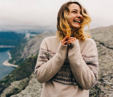 Fille sur un fond de montagnes.