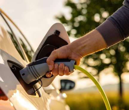 een elektrische auto opladen