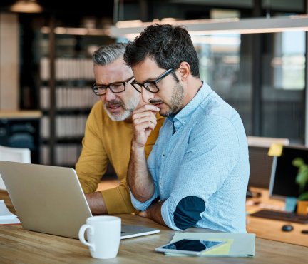 twee mannen lezen een computerscherm