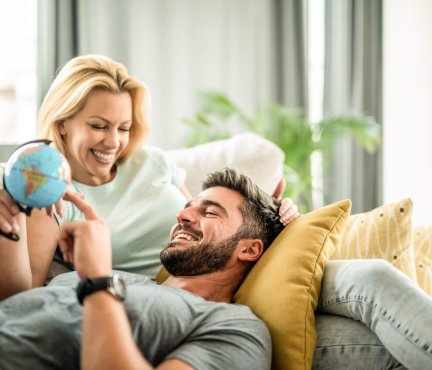 man en vrouw in sofa