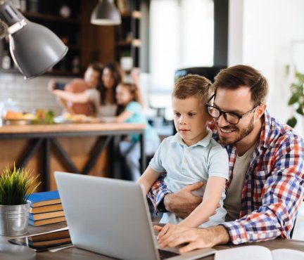 Een man en zijn zoon voor een computer