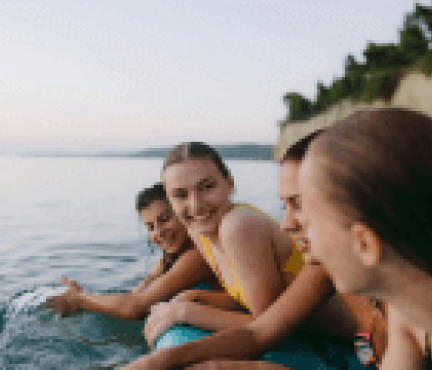 Des jeunes filles dans l'eau. 