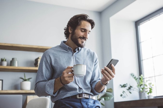 homme regarde son mobile